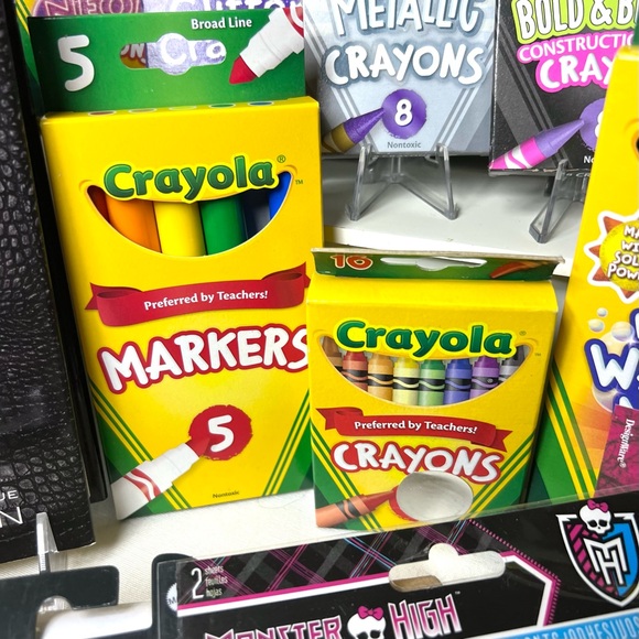 CRAYOLA X MONSTER HIGH GIFT SET - Picture 8 of 16